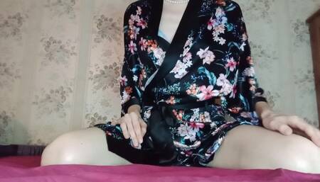 CUSTOM VIDEO: Pretty MILF in kimono masturbates.