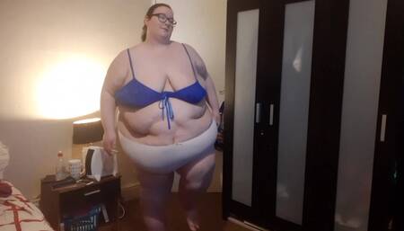 SSBBW DOES EXERCISE ROUTINE