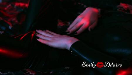 Trans girl jerks off in her leather catsuit