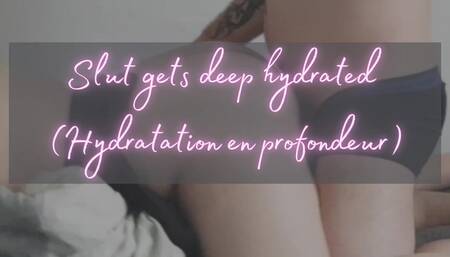 Slut gets deep hydrated (Hydratation en profondeur)