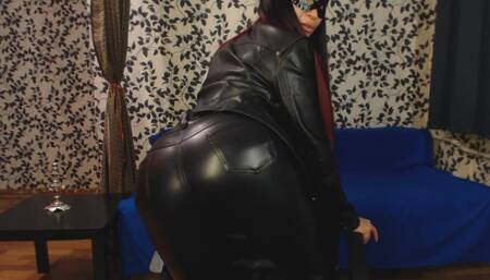 Catwoman in leather cumming