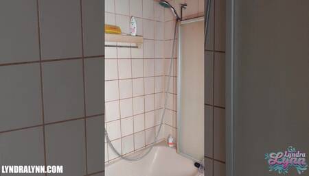 Lyndra Lynn - masturbating in the shower
