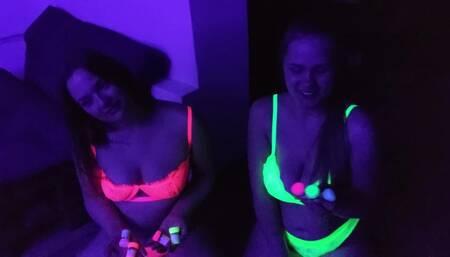 Nackt mit Neonfarben im Schwarzlicht mit Elenarebelle!