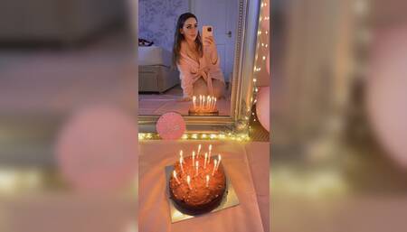 Naked Slut Destroys Cake with Big Booty