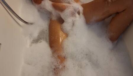 Busty blonde teen masturbates in the bath