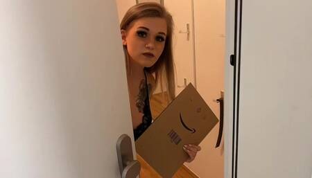 Dreister Paketbote f**kt mich hart