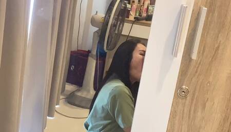 跪下来舔鸡巴