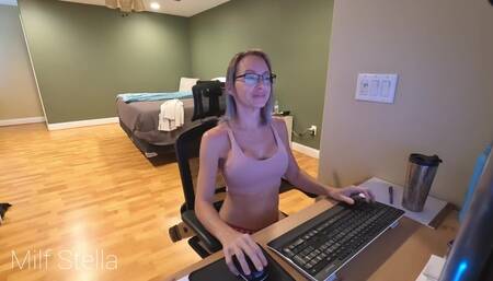 CAMMING E27 Waking Up With Naked Stella