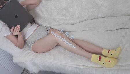 college girl in a home style relaxing cum and squirting