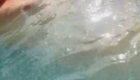 Play with my tits And pussy underwater ????????