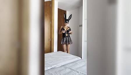 Spannende video. Waarin ik je een heerlijke striptease geef. Je lekker laat genieten van mijn speelgoed. Ik laat je zien hoe ik mijn dildo verwent en laat weten dat het jouw lekkere pik is. Hou je van poppers. Dan laat ik je hiervan ook lekker genieten.