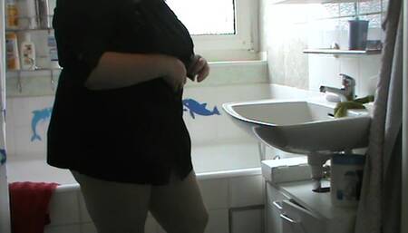 tammara im Badezimmer