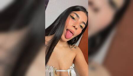 jugando con un enorme dildo