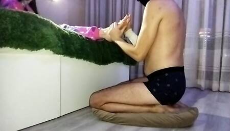 Oh, how wonderful and pleasant it is to receive a foot massage before going to bed from your faithful slave.