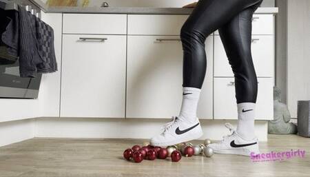 Sneaker-Girl Gym-Lady - Christmas Balls Crush