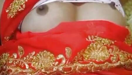 Hot Indian bhabhi ko doggy style mein khada karke pila aur Apne land ka Pani uski chut mein chod Diya