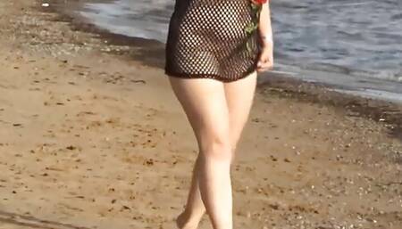 Rosa walks and changes clothes on the beach