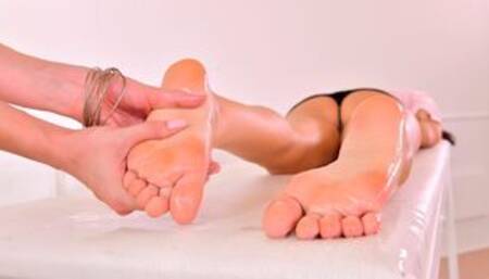 Cute models Verona Sky and Alyssia Kent are fucking with a pin kdildo