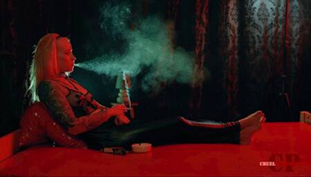 Red bed, red light 4K MP4