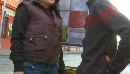 Shaved pussy brunette bbw seduces lad for play