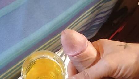 Tons of pee spit and cum in a huge glass of beer oprostyxosgamiassou
