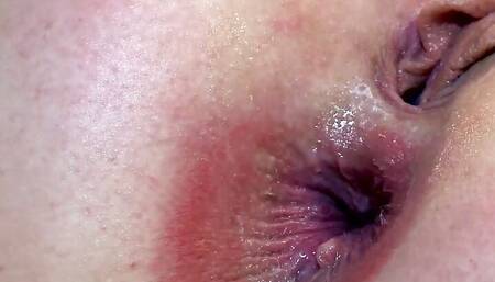 Ihre Pussy tropt schon vor Geilheit