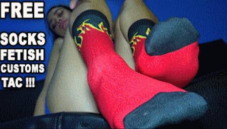SOCKS FETISH 221222KVIO VIO HER SOCKS ARE ON FIRE AND SHE STUFFS THEM IN YOUR FACE SD MP4