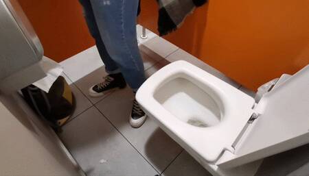 I had Stomachache in mall while shopping but only farts on toilet - big traffic in toilets :O