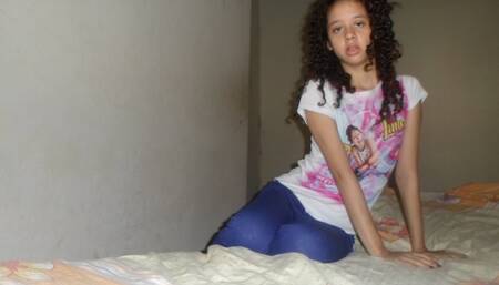 xxjodn girl shows her body and sucks her fingers in bed.