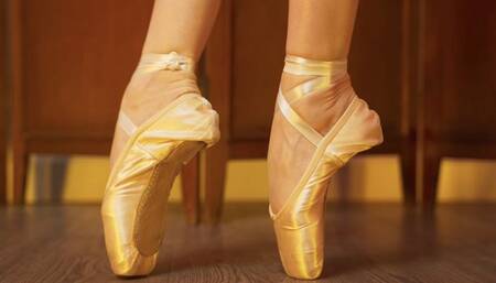 Massage for tired feet after pointe shoes (720p)