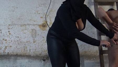 Maitresse Algerienne dominante punit son esclave soumise