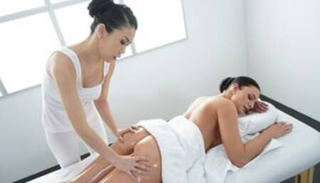 Lesbian scissoring with Asian babe