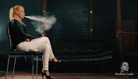 Rich smoke in her lungs 4K MP4