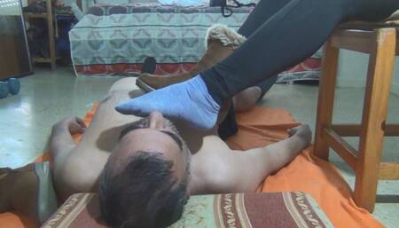 Oliendo los pies de tu ama