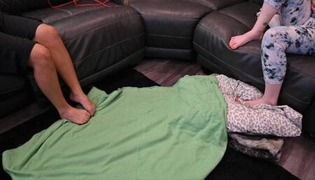 Dylan gives a great footjob while Rhea makes me smell her feet (1080)