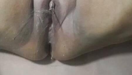 Fat woman masturbates until she has a Squirt