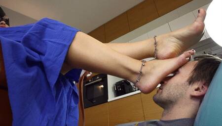 Bare Feet - Catwoman Olena Enjoy Footrest - 4096x2304 - 4K