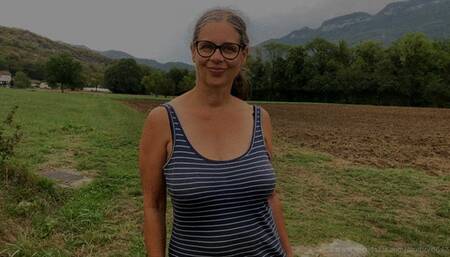 Peeing with Busty Tina 17 (MP4)