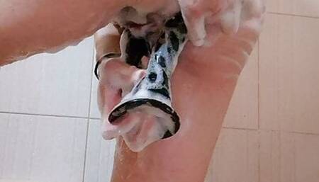 Masgurbating in shower with bog toy and squrting mmmmmmmm