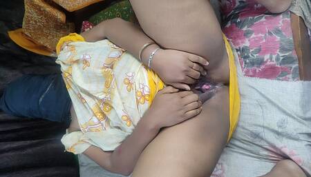 Desi bhabi fingering her hairy pussy in sharee