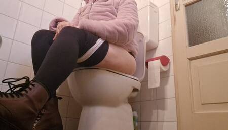 Great piss and farts in the bathroom of a friend 4K