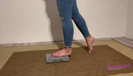 Sneaker-Girl Akira - Old Video game console