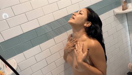 Sexy Sudsy Solo Hair Washing Fun With Sushii Xhyvette (SD 720p WMV)