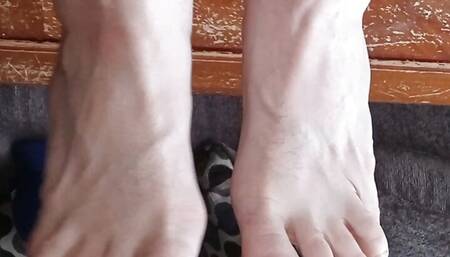 Will you come suck and lick my sweaty toes