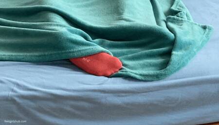 GIRL FEET SEXY SOLES PEEKING UNDER THE BLANKET - MOV Mobile Version