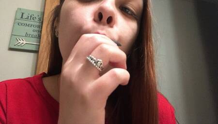 Giantess keeps lips soft using tinies