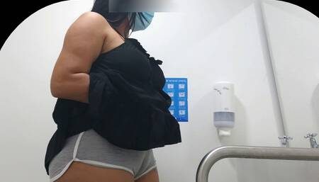 CAMERA CAPTURING CAMELTOE OF GIRL WITH BIG ASS IN PUBLIC BATHROOM