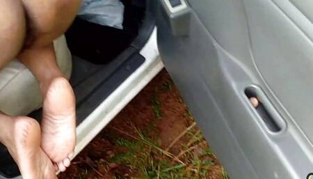 desi vilage aunty ko car me ghori bana ke chodai ki