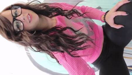 Non nude teen model Lynn in spandex yoga pants