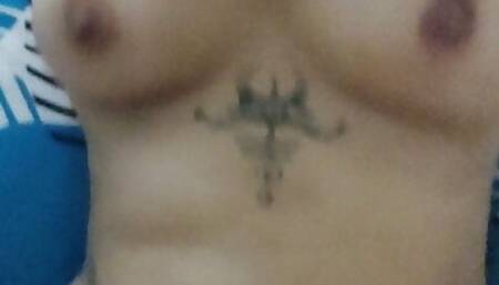 FAMOUS COLOMBIAN COVERES HER FACE WHILE THEY RECORD HER